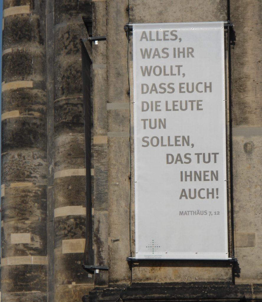 Banner an der Kreuzkirche Dresden (Foto: Körlin)